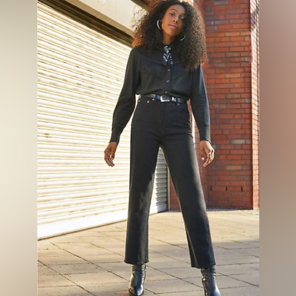 Levi’s Ribcage Straight Ankle in Black Sprout